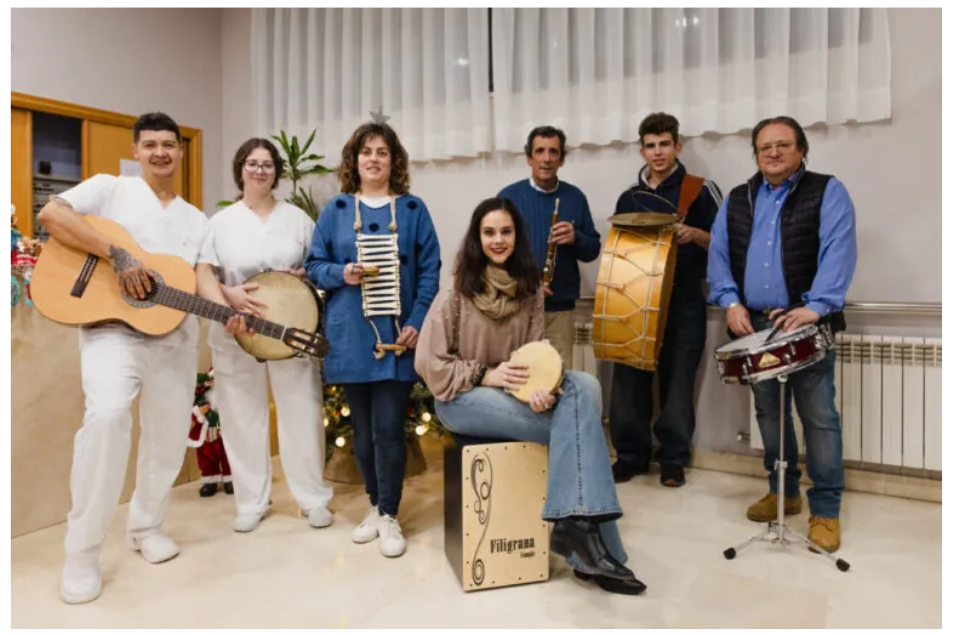Grupo de músicos voluntarios con instrumentos tradicionales en una residencia